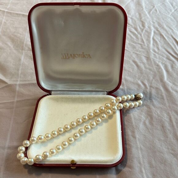 VINTAGE MAJORICA PEARL NECKLACE with gold/pearl CLASP and has BOX